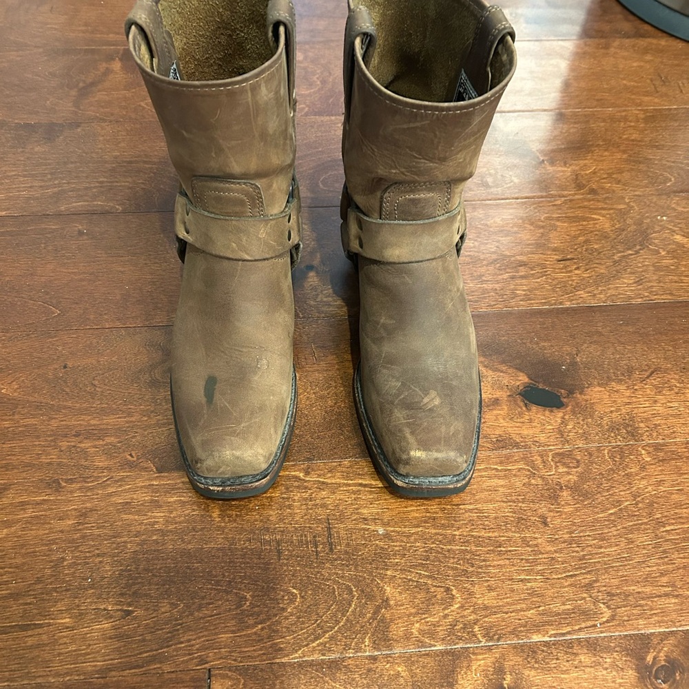 Frye women’s Classic Brown Leather Boots